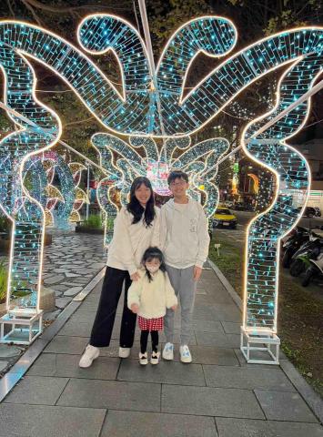 林芳嫆 - 我有差五歲的弟弟跟差17歲的妹妹 我在家也會陪弟弟解題指導他較弱的科目 陪妹妹玩並學習 自己非常有帶小朋友的經驗及耐心