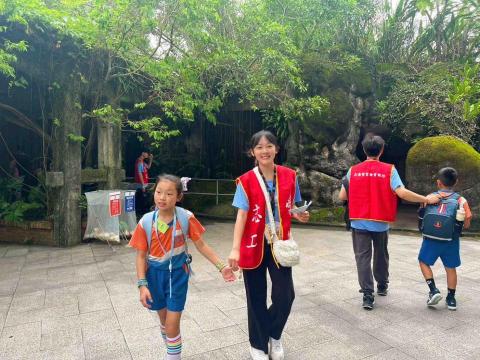 林芳嫆 - 今年我也是光華國小探索營裡面的隊輔及上課講師 帶國小生上課及出去玩