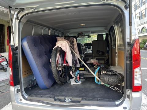 顏君倪 - 一張氣墊床+一台2米八電動腳踏車+一台50公斤電動越野滑板車，感恩。
