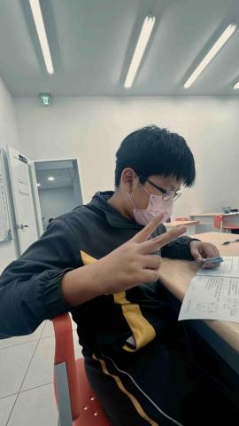 洪紫舜 - 補習班理化輔導學生