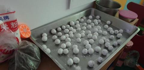 黃意婷 - 幼兒親手做的元宵，等待進水中煮