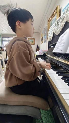 Benson鋼琴老師 - 大班的小朋友也很快的掌握學琴的基本姿勢
