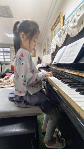Benson鋼琴老師 - 國小一年級也是可以掌握學琴的姿勢喔