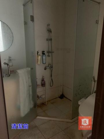 洗樂居家清潔（同臉書粉絲專頁名稱） - 乾溼分離衛浴發霉/黃垢/水垢處理前。