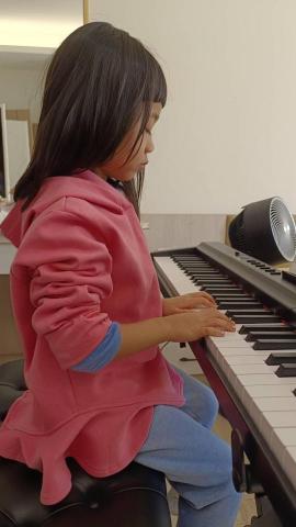 Benson鋼琴老師 - 中班小朋友也喜歡老師的教學！很棒的姿勢