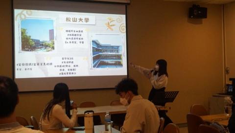 杜QQ - 這是在學校講座當中分享自己去日本留學的經驗。