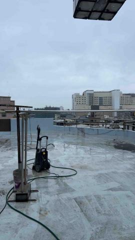 晟旭創新有限公司 - 施作前地面高壓清洗
客戶已做3年多未受損僅髒污，但想延續Pu壽命聯絡我們施作隔熱霜再次保護