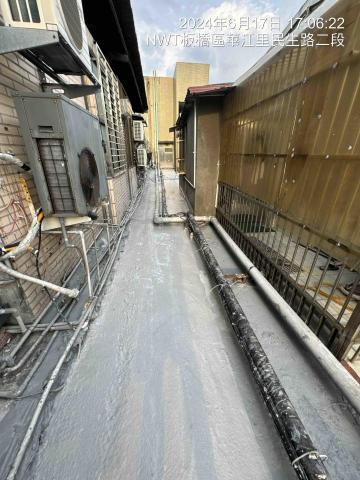 晟旭創新有限公司 - 公寓大樓走道間屋頂漏水施作
玻璃纖維三道+3千磅水泥灌漿後
表層施作高黏水性Pu三道六角網全鋪設