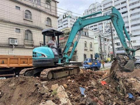 耀築企業社 社團：水泥地鋪設 - 中壢停車場整地
