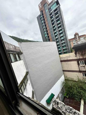 晟旭創新有限公司 - 公寓外牆滲水施作水性三道
第一道100%滲透性底漆
兩道高黏度水性Pu