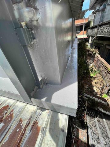 晟旭創新有限公司 - 女兒牆施作三道
滲透性100%底漆第一道
水性高黏Pu上兩道共三道