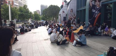 一海 - 代客排隊IU 韓團明星-代排隊-一位難求-代很想來排但沒時間或想休息的客人來排隊,終於有排到