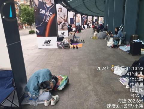 一海 - 代客排隊
小巨蛋代排隊 IU韓團明星代排隊-一位難求-代很想排很想來但沒時間排隊的客人來排隊約3晚都是直接睡在小巨蛋,終於有排到了