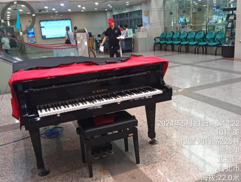 一海 - 代客拿藥-關渡醫院內的夢幻自動彈琴真是太療癒太讚了