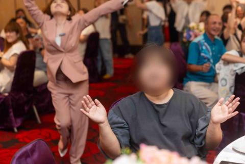 婚禮/活動主持人 菲菲 Shirley - 猜歌名，大家超high。後面都站起來了啦。然後主持人要起飛了???