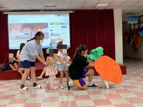 吳珈綺 - 於幼兒園進行成果表演