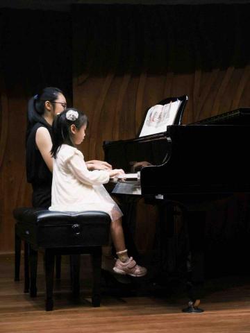 Noémie思思（鋼琴長笛老師） - 