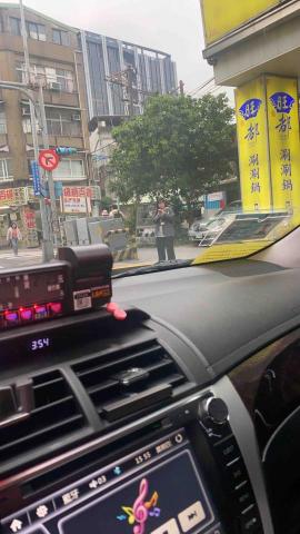 陳麒羽 - 擁有一台專業小黃-乘客四人
也有一台乘客六人的自用車