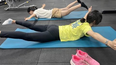 Apple Hsu - 超人式&mdash;用於矯正駝背、核心訓練