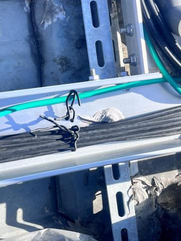 柏克能源股份有限公司 - 所有電線電纜皆會安裝在線槽內(避免風吹日曬雨淋導致線路老化,電線走火等疑慮)