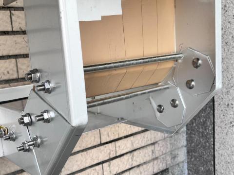 柏克能源股份有限公司 - 線槽內電線電纜拉線時，轉彎處可能導致電纜線外皮破損皆有防護