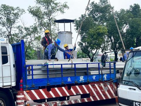 柏克能源股份有限公司 - 現場設備吊掛(均配戴安全帽,安全母鎖)