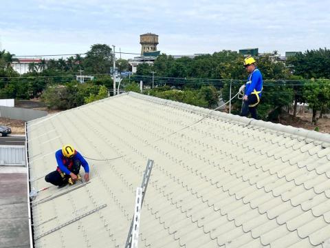 柏克能源股份有限公司 - 屋頂施工(優先設置安全圍籬由1帶1拉繩)