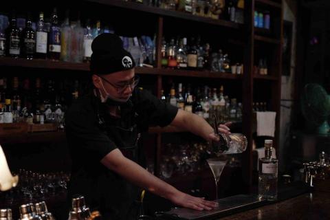 Kyu Tea -酒裡茶香 - 調製美味的調酒中