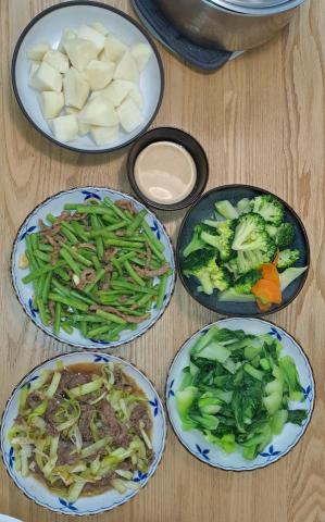 徐錫娟 - 冷筍，四季豆炒肉絲，韭黃牛肉，素炒青江菜，炒花椰菜
