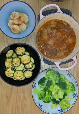 徐錫娟 - 煎蒜香干貝，洋蔥燉牛肉，煎櫛瓜，煮花椰菜