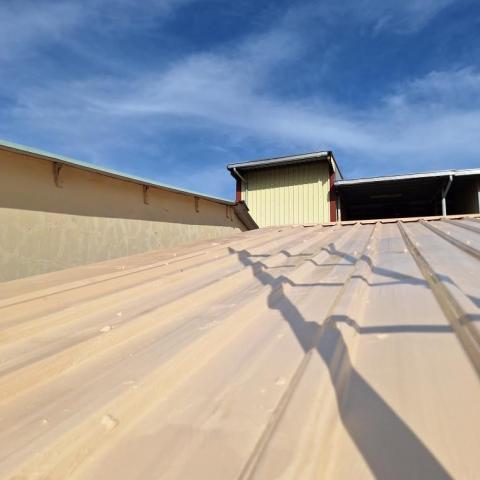 簡宗威 于杰鐵類工程 - 屋頂上船舶底漆 再上防水漆 簡宗威 于杰鐵類工程 - 屋頂上船舶底漆 再上防水漆