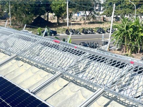 柏克能源股份有限公司 - 屋頂均安裝(維修走道及維修母鎖)為後續維運做保障