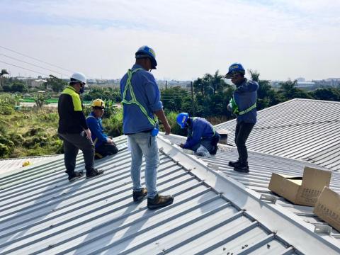 柏克能源股份有限公司 - 現場多位主管(屋頂放樣,檢討施工流程)