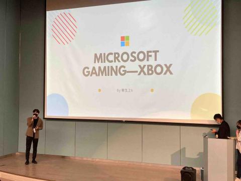 王柏崴 - 這是去參加政大國貿營時的照片，我正在分享我們這三天一起製作的簡報