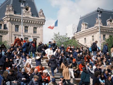 李冠毅 - 這是去法國聖母院時拍攝的，動態的人群加上法國國旗，捕捉下來有如油畫的瞬間。