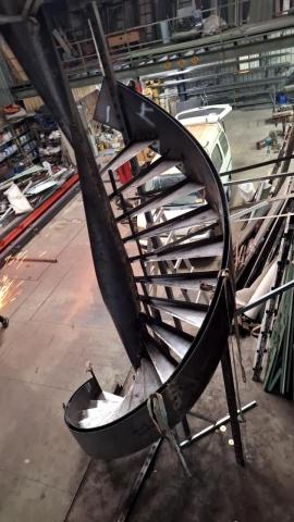 鎰鑫企業社 - 廠內加工製作造型藝術鐵製樓梯