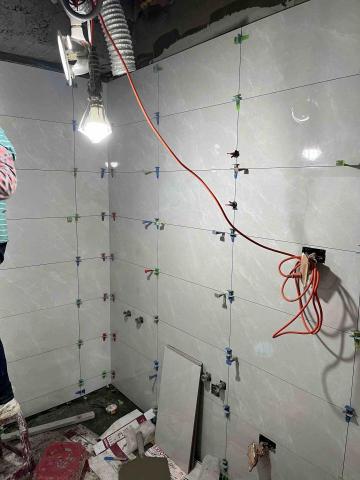 創芯工程 - 廁所貼磚