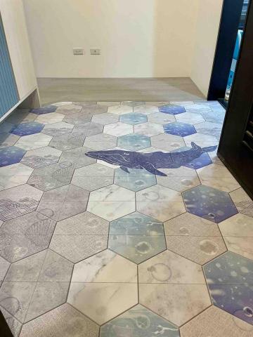 聖辰地板設計(塑膠地板代工達人賴桑) - 客製化SPC六角鯨魚地板 聖辰地板設計(塑膠地板代工達人賴桑) - 客製化SPC六角鯨魚地板