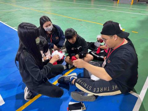 葉家璇 - 服務教導當地國小學童有關習俗故事以及手作