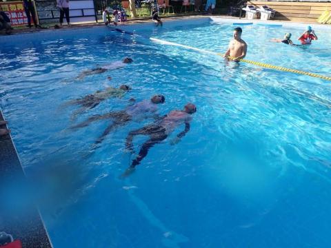 RT Swim 台北小鯨鯊游泳學院 - 深水池仰飄 RT Swim 台北小鯨鯊游泳學院 - 深水池仰飄