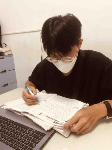 陳史皓宇 - 幫忙國小學童訂正作業