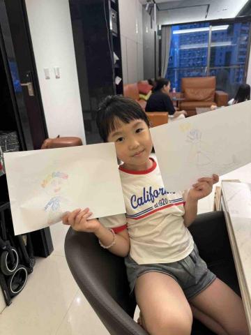 黃老師Katrina(鋼琴老師/英文老師/伴讀） - 小孩的淺力無窮，多激勵他們其實他們能夠有很棒的創作。孩子是華盛頓幼稚園大班，上課時，我一邊用英文對話聊畫畫內容，一邊讓孩子畫圖創作。在畫圖過程中，其實可以參與到孩子的內心，非常棒的過程。