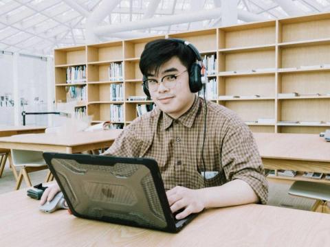 Chris洪 - https://column.meet.jobs/self-taught-to-become-a-front-end-engineer/