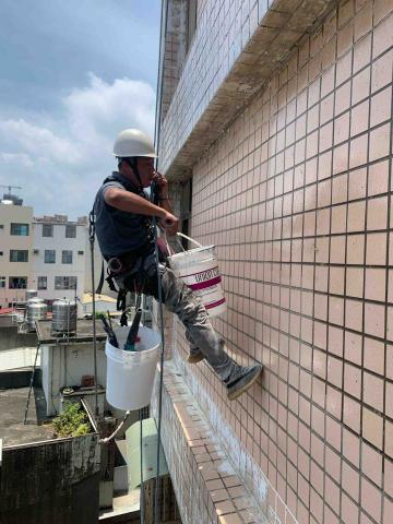 世新外牆修繕 - 外牆透明防水漆施工