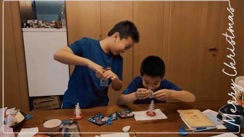 黃老師Katrina(鋼琴老師/英文老師/伴讀） - 2個小孩分別為葳格小學二年級與三年級弟弟。聖誕節時我買2顆小聖誕樹送他們玩玩??☺️