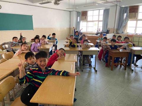 黃老師Katrina(鋼琴老師/英文老師/伴讀） - 石牌國小音樂課上課時的樣子。