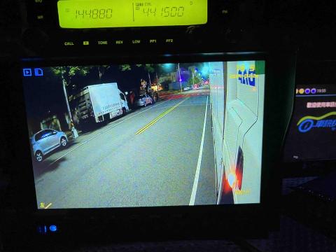 宜路通/日日瀅貨車行車記錄器 - 夜間畫面 宜路通/日日瀅貨車行車記錄器 - 夜間畫面