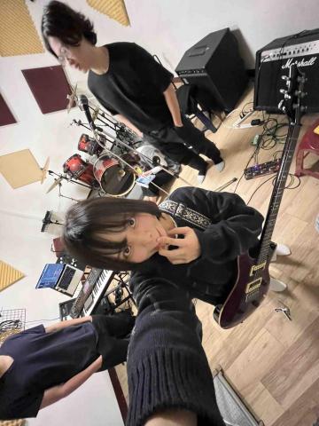 中興大學電機系（學生） - 高中參加熱音社，表演前的練團。