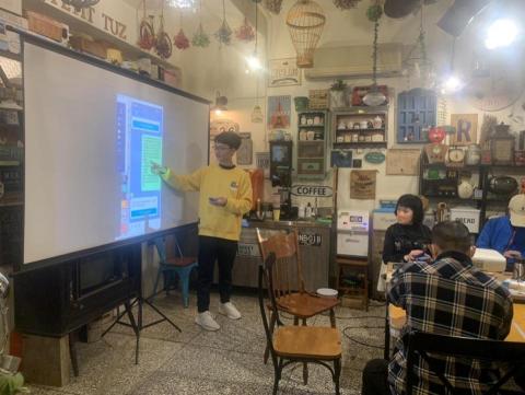 陳泓翰 - 社團法人小兔子新生命協會 銀髮手機教學講師