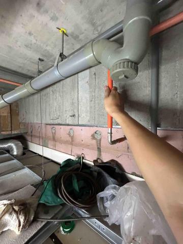 晶通衛生行 通水管 - 因為通不了,前往樓下鄰居家中處理存水彎 晶通衛生行 通水管 - 因為通不了,前往樓下鄰居家中處理存水彎